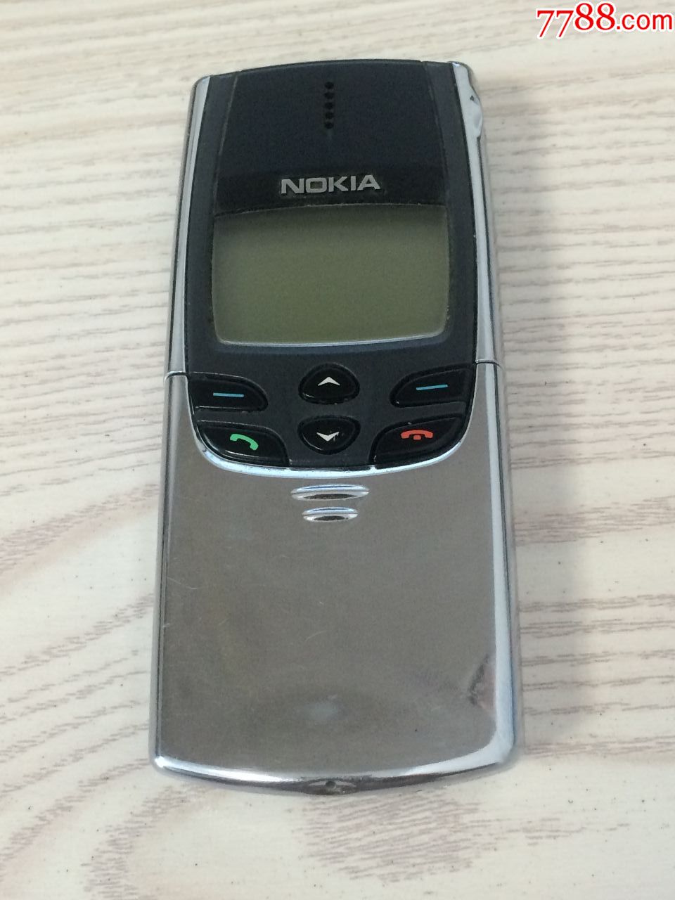 一个经典诺基亚nokia,8810滑盖手机.