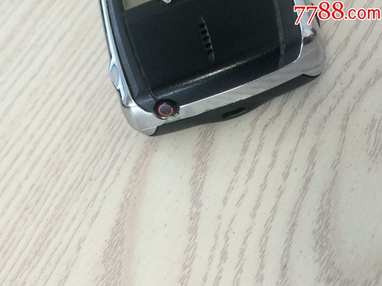 一个经典诺基亚NOKIA,8810滑盖手机。