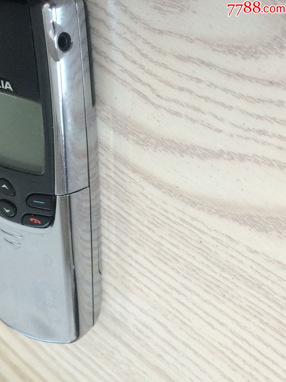 一个经典诺基亚NOKIA,8810滑盖手机。