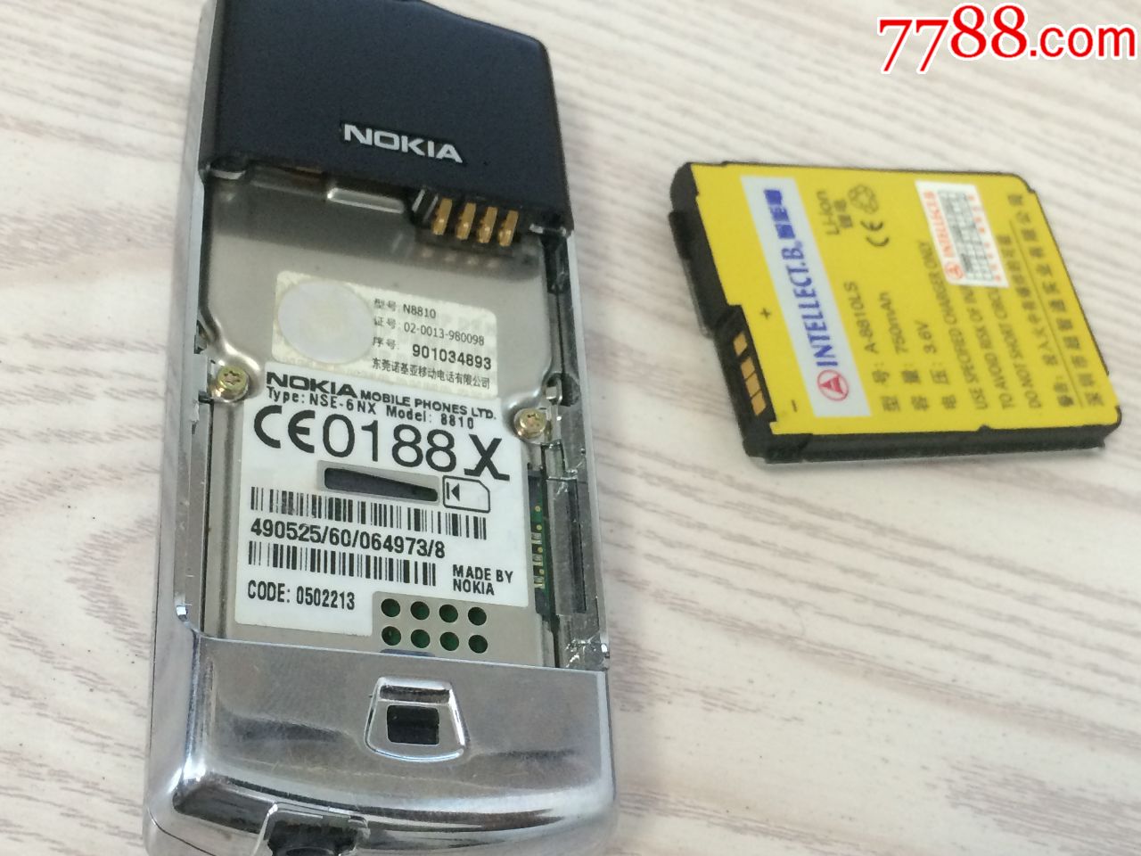 一个经典诺基亚nokia,8810滑盖手机.