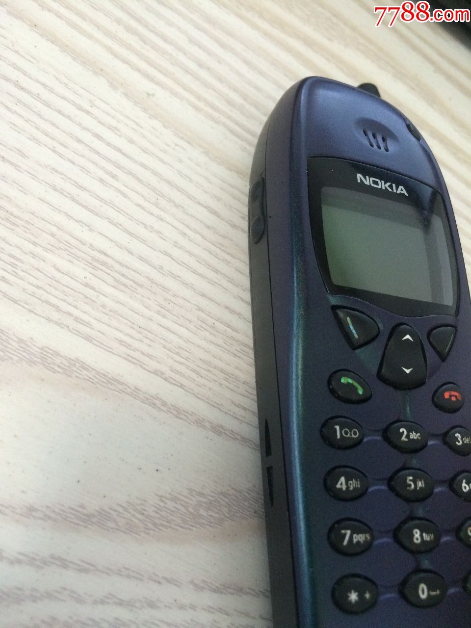 一个经典诺基亚nokia,6110直板手机.