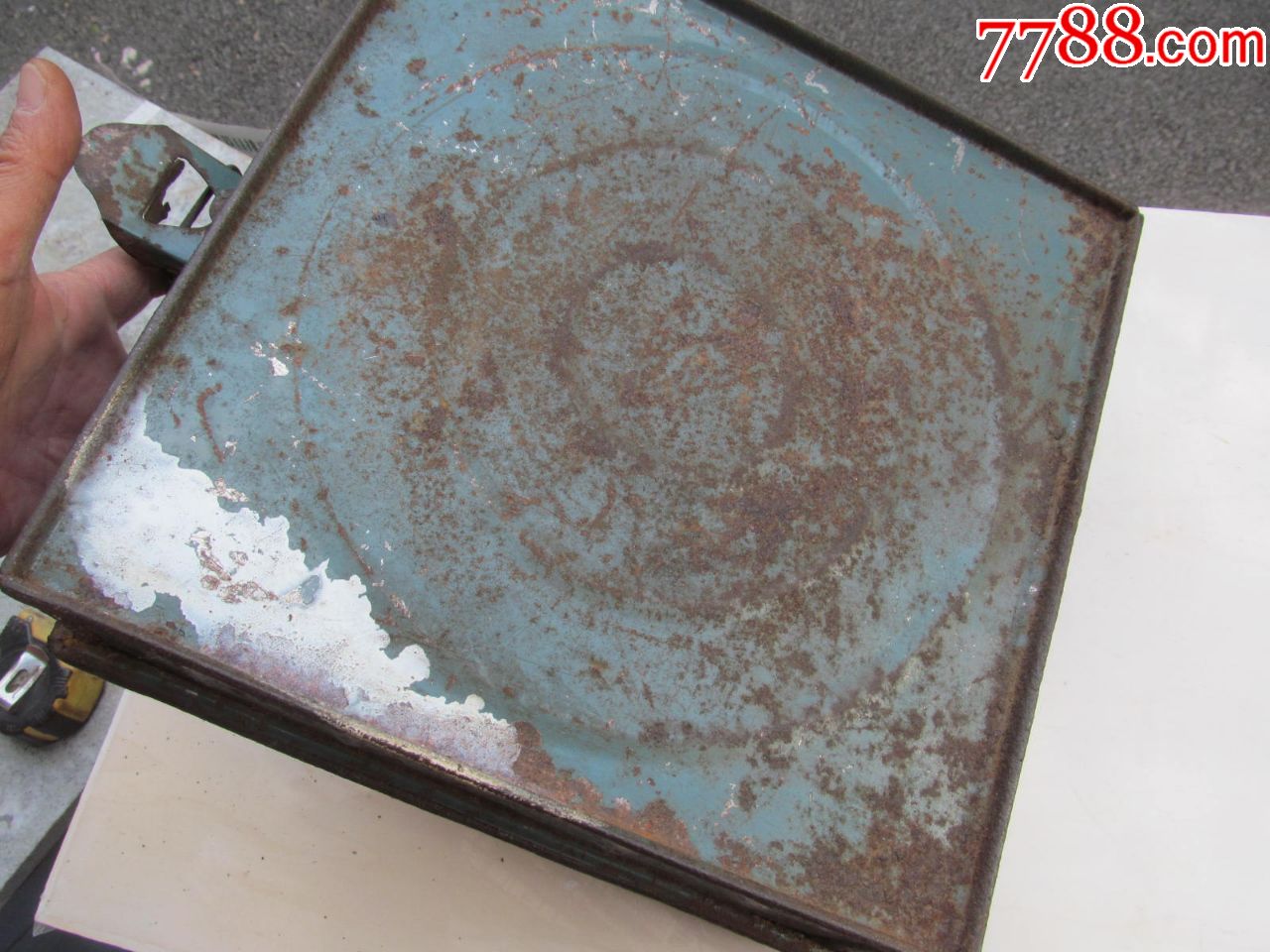 电影胶片箱子,上面写上海电影技术厂,瑕疵在图