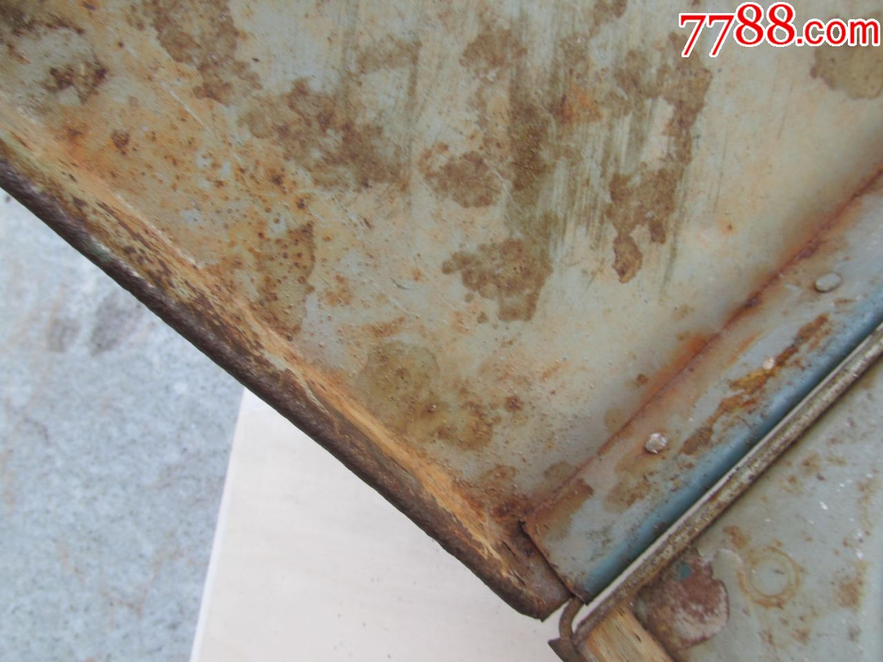 电影胶片箱子,上面写上海电影技术厂,瑕疵在图