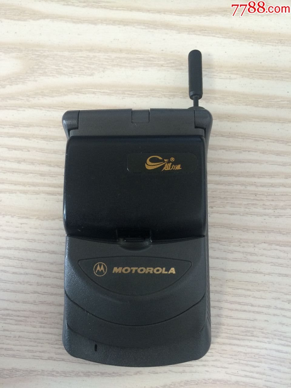 一个经典收藏摩托罗拉MOTOROLA翻盖手机。