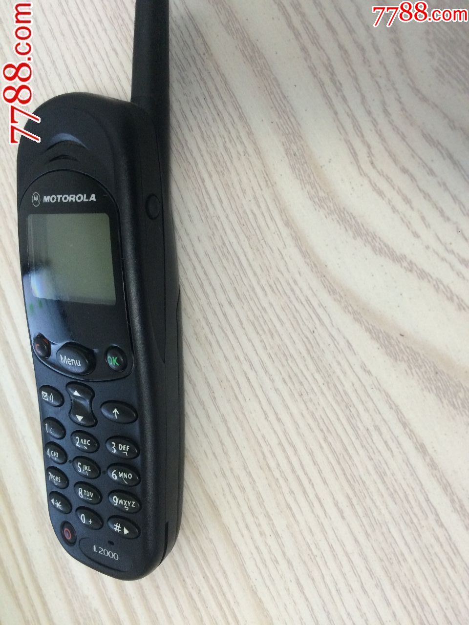 一个经典黑收藏摩托罗拉motorola,l2000直板手机.