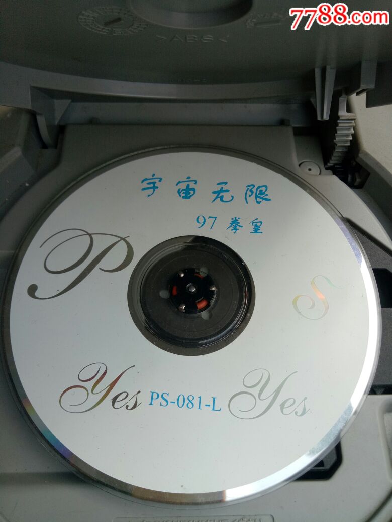索尼游戏机,正常好用,另配四碟游戏光碟,,品相如图