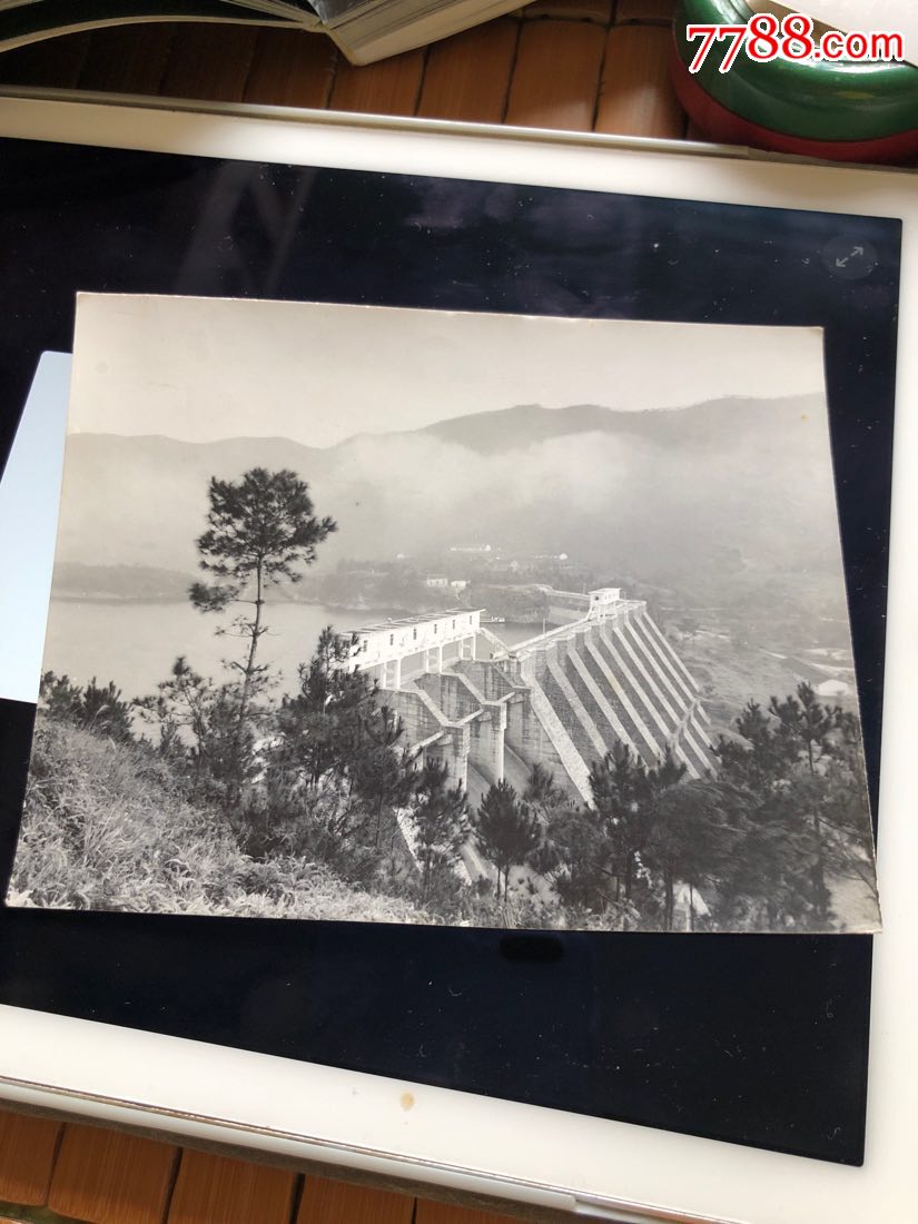 1978巜金田水库大坝电站全景图》和一张原照片出版于80年广西画报第二