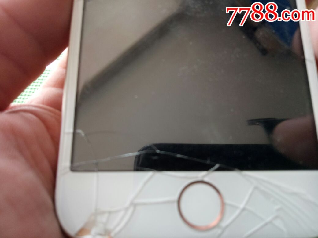 屏幕摔烂了,苹果手机一个.