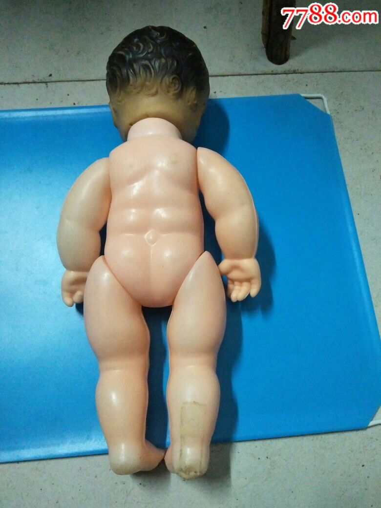 一个小胖男孩