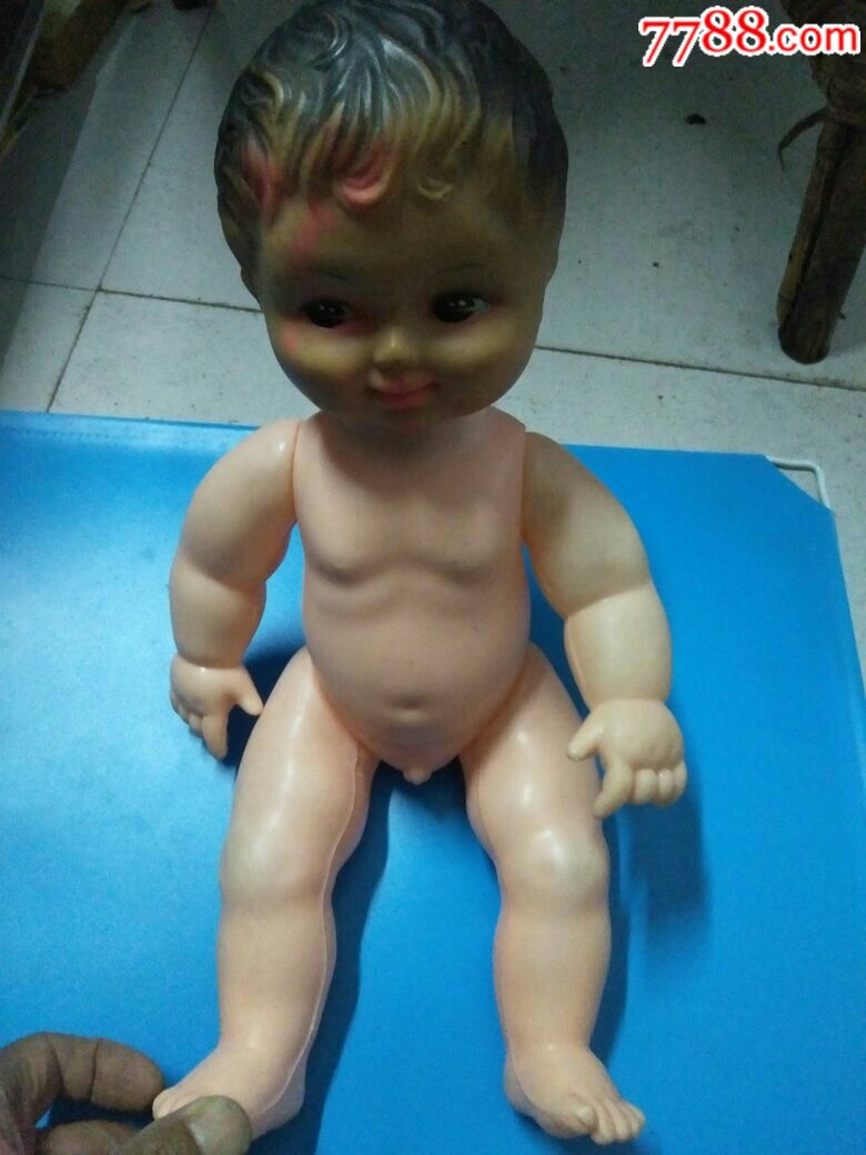 一个小胖男孩