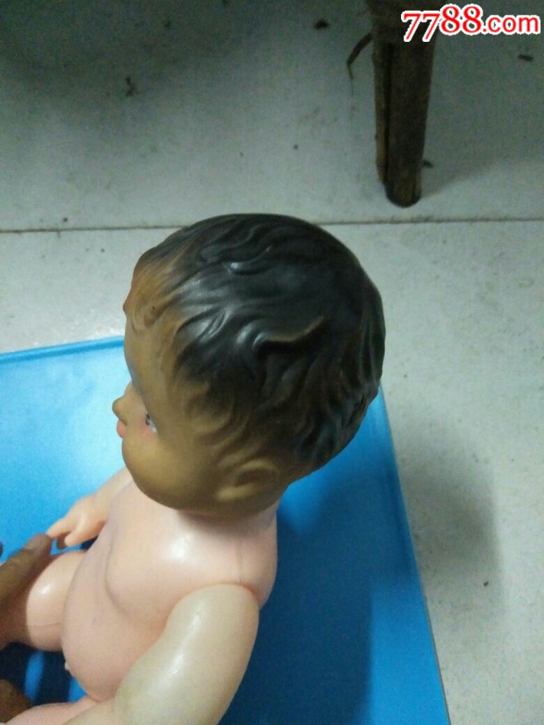 一个小胖男孩