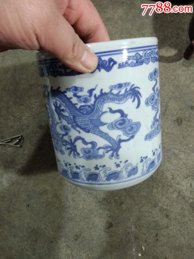 仿品-仿乾隆年的双龙戏珠图案的笔筒