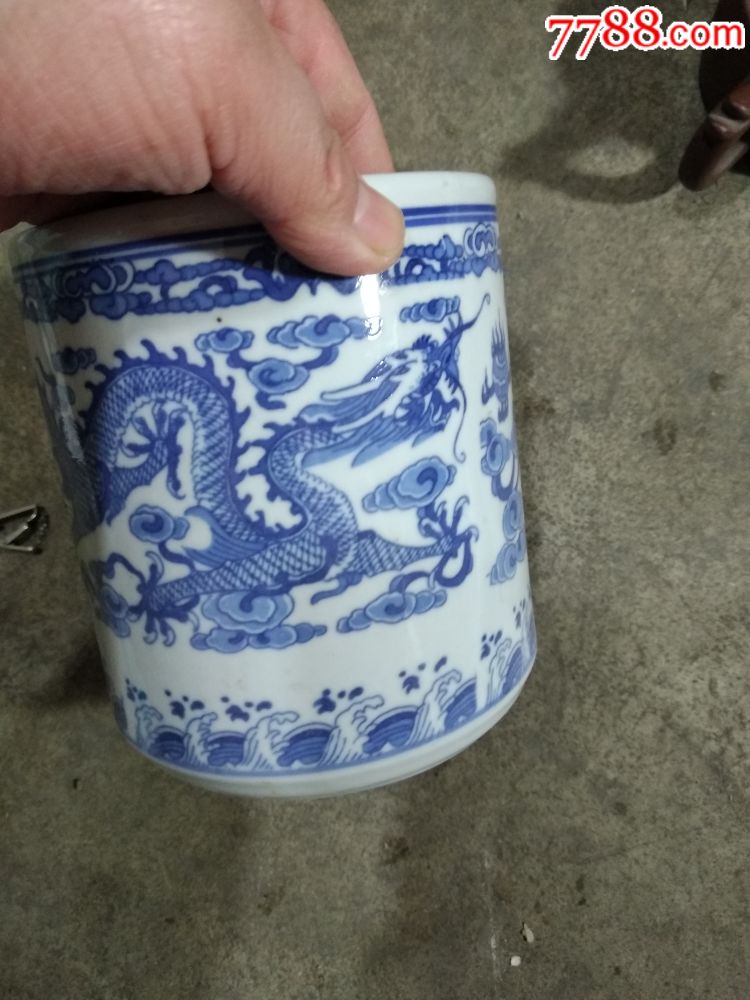 仿品-仿乾隆年的双龙戏珠图案的笔筒