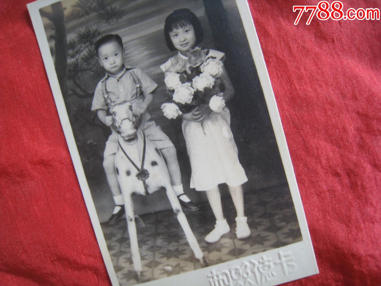 民国老照片:童年的回忆骑着木马的小男孩穿着连衣裙拿着花花的小姑娘
