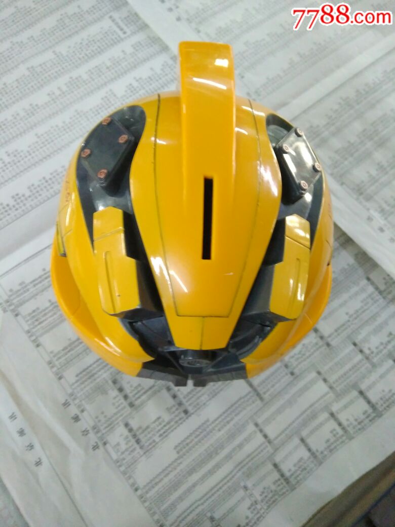 大黄蜂存钱罐,{眼睛闪蓝光。说英语}