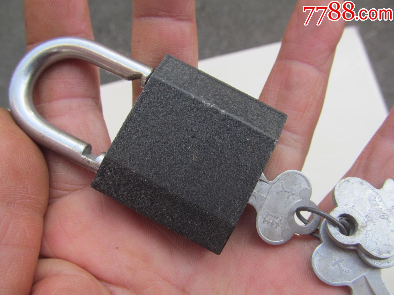 狮子牌锁,几乎是全新品,四把原钥匙