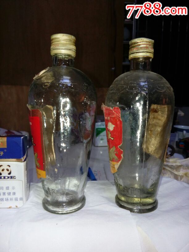 1991年五粮液两个老酒瓶(铝盖子)