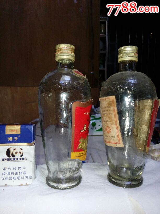 1991年五粮液两个老酒瓶(铝盖子)