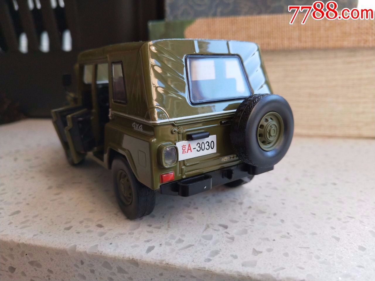 老北京4x4吉普车一台,颜色纯正,原版车模,没有任何伤痕.全新