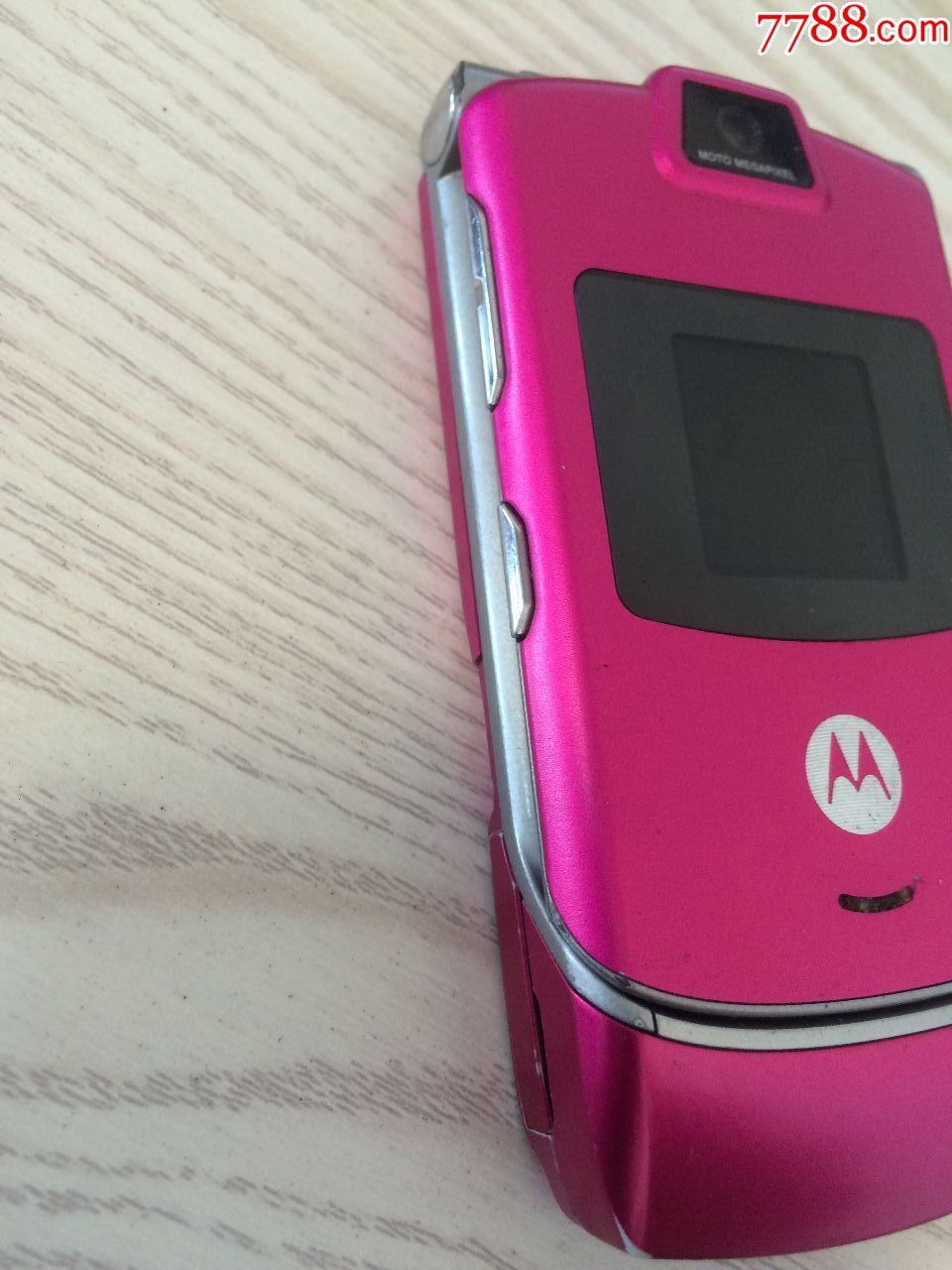 一台经典收藏摩托罗拉V3C翻盖手机