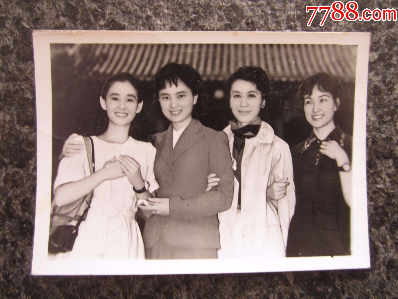 80年代------四美女影星合影老照片一件【8.2x5.8厘米