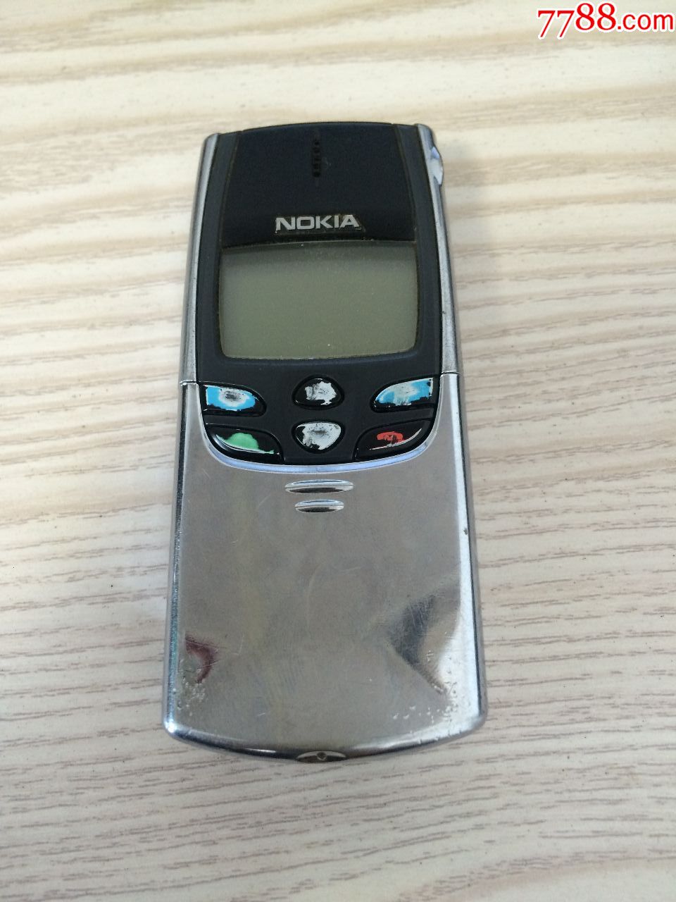 一个经典诺基亚nokia,8810滑盖手机.