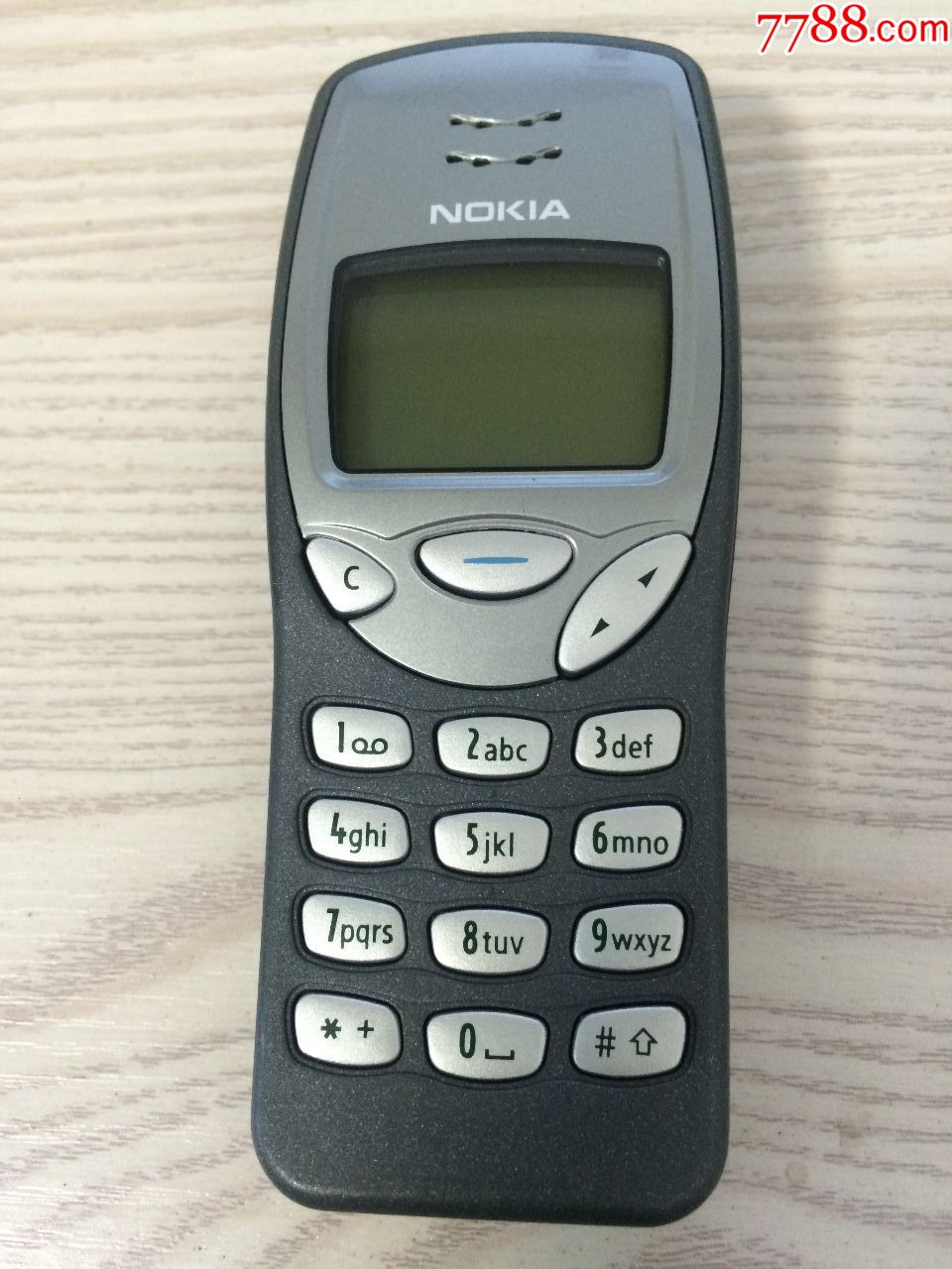 一个经典诺基亚nokia,3210手机.