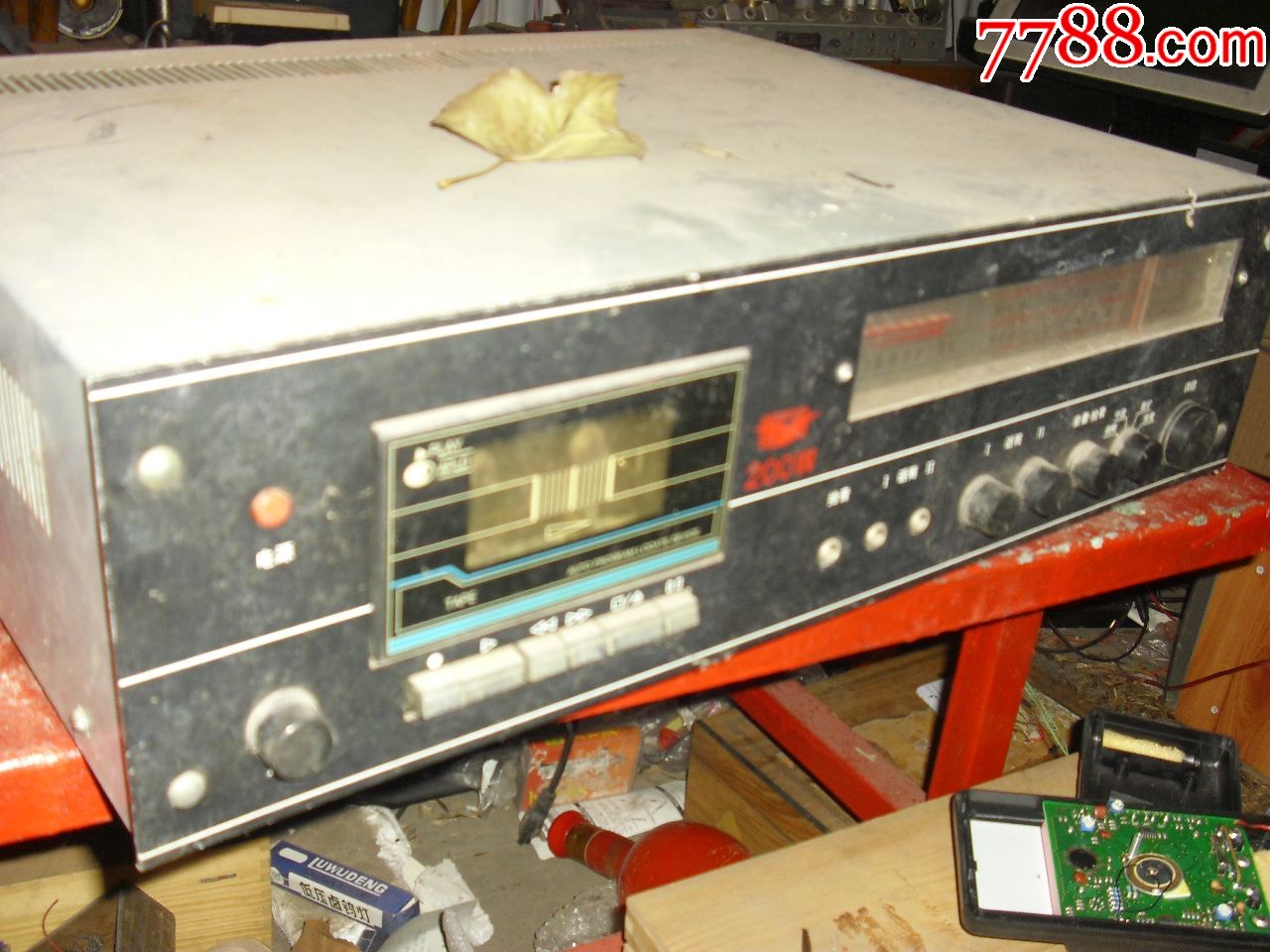 一台很古旧的大队收音机带扩音机