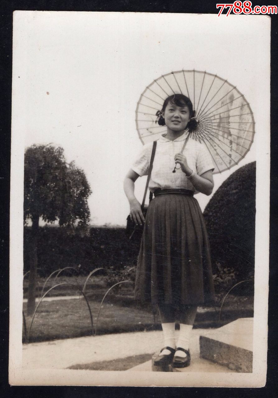 50年代美女打花伞老照片1张(尺寸约5.1*7.3厘米)