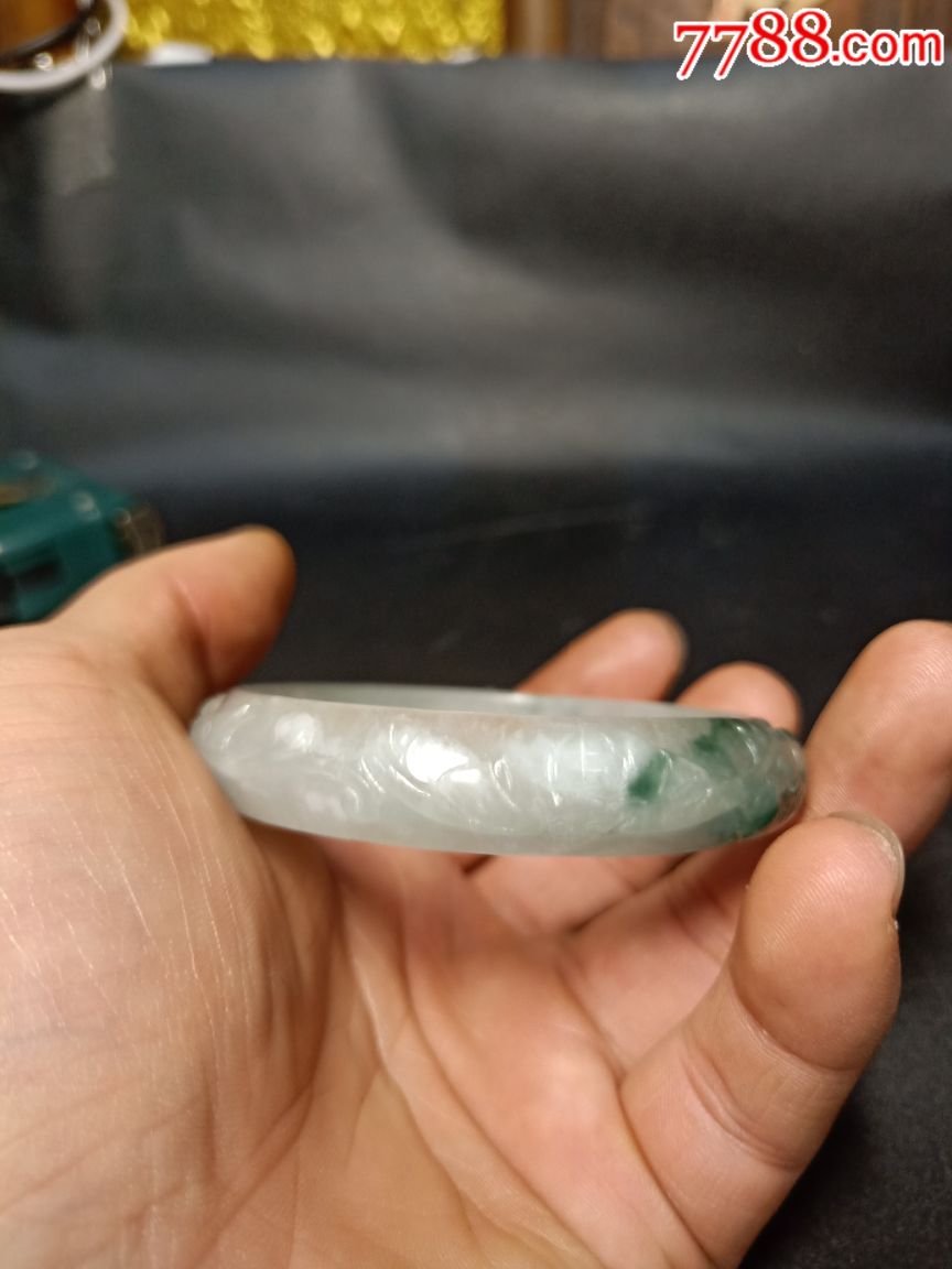 翡翠手镯雕刻的花草图案看看