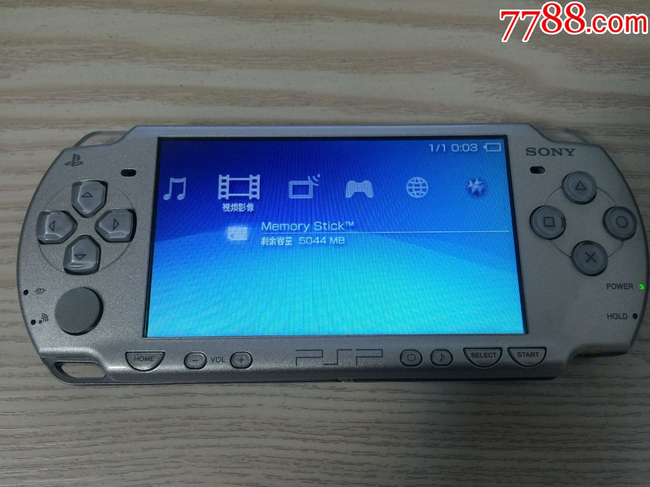 一台经典收藏银色sony索尼psp-2000手掌机游戏机