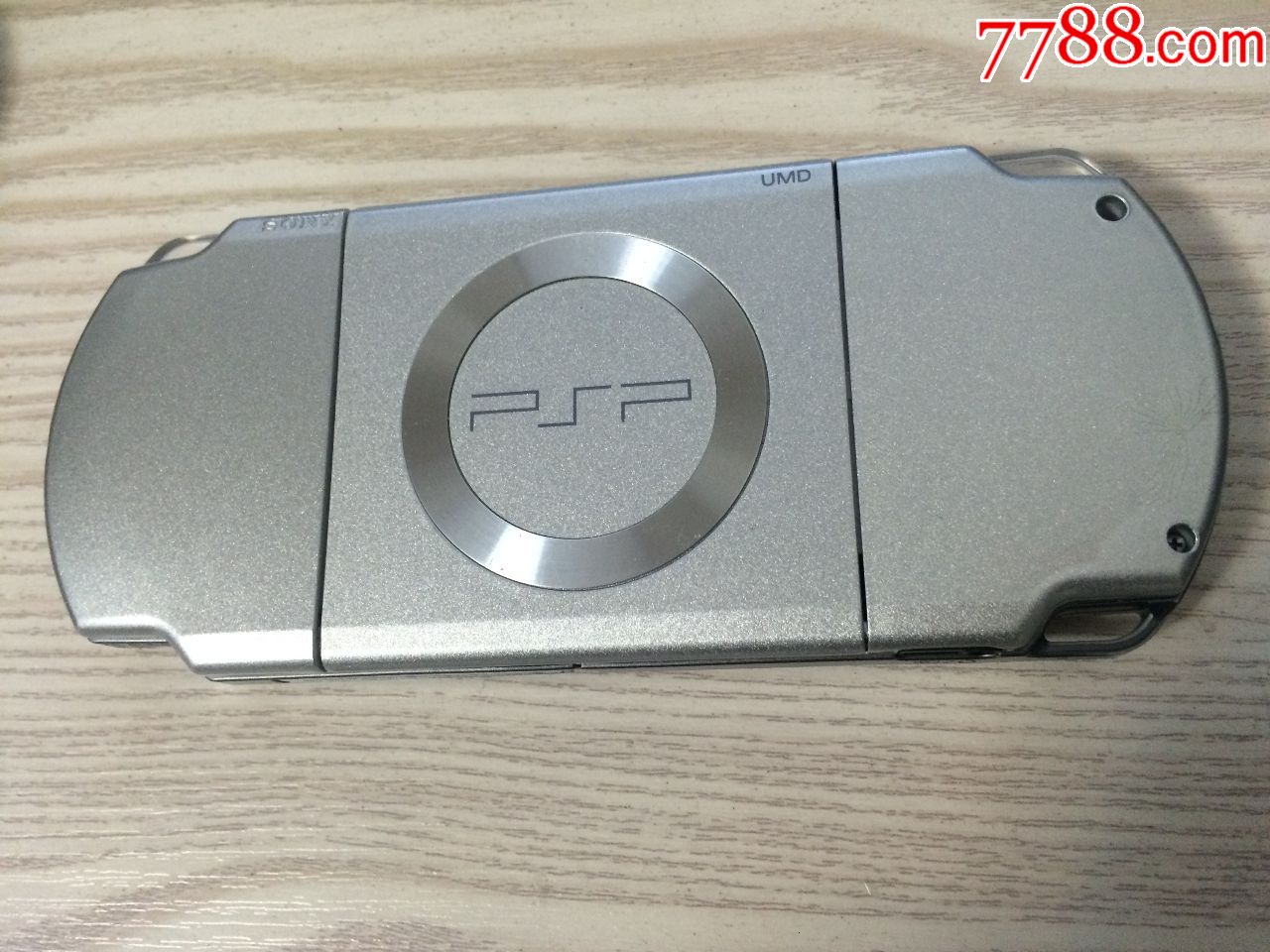 一台经典收藏银色sony索尼psp-2000手掌机游戏机