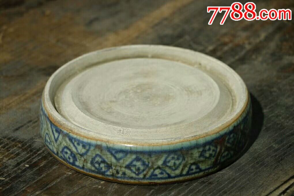 【清代瓷砚】品相如图,器形素雅,略显使用痕迹,直径15厘米,高3.5厘米.