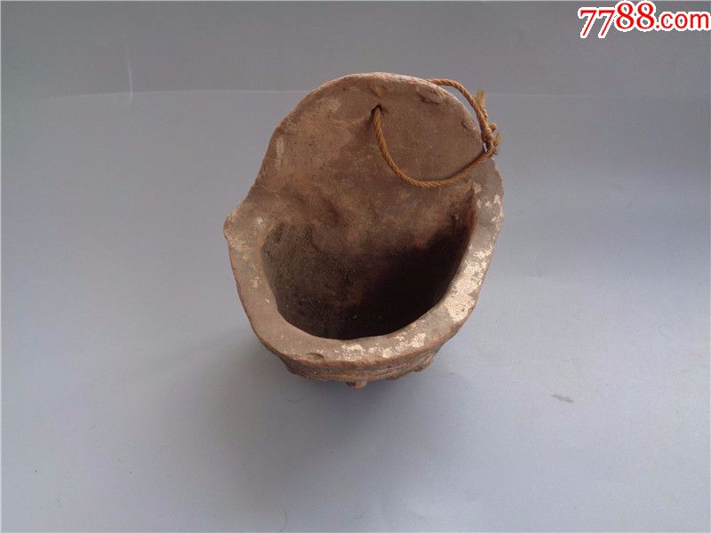 清代北方农村户主家挂在墙壁上烧香用的兽面纹陶香炉