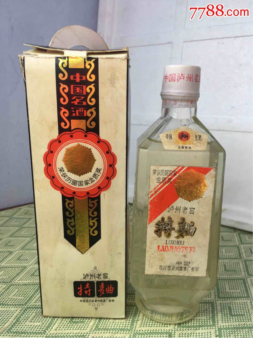 中国名酒泸州老窖特曲(产于80年代,盒套齐全,52度500毫升)
