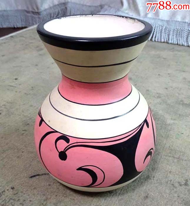 漂亮的手绘陶罐