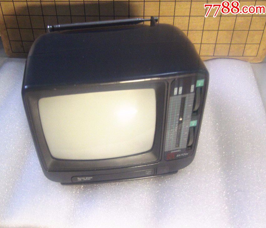 5寸黑白电视机,av正常使用,免争议当坏出,成色好,怀旧当摆设品,实物图