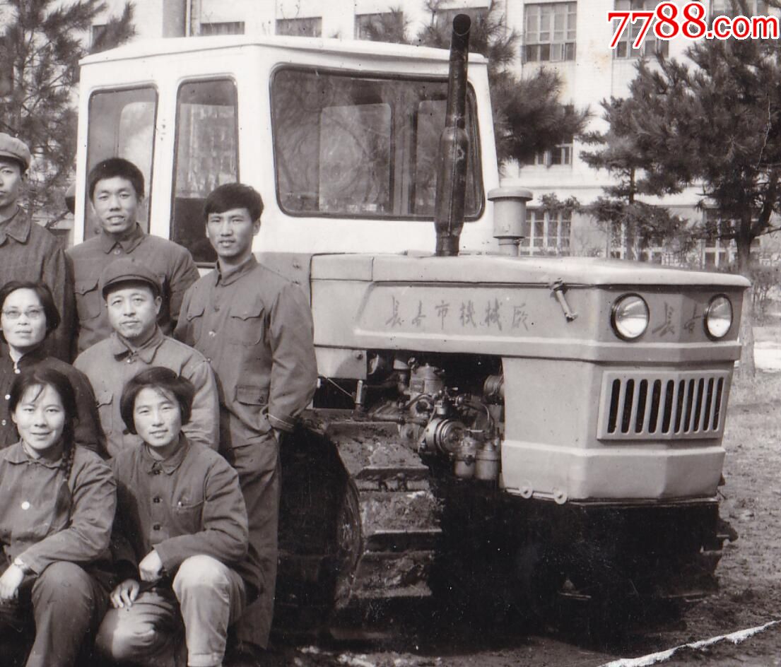 1976年长春市机械厂60马力履带拖拉机全体设计组人员合影,8寸,背面有