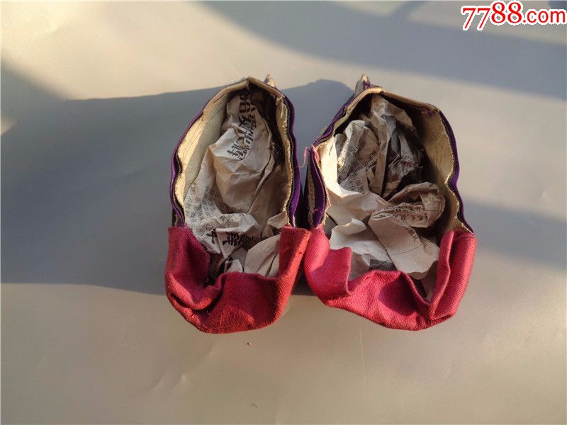 清代绣花蝶纹三寸金莲绣花鞋一双