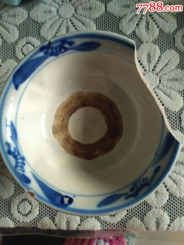 一个非常厚重的大老碗,一个碗边带手绘的青花瓷碗,.