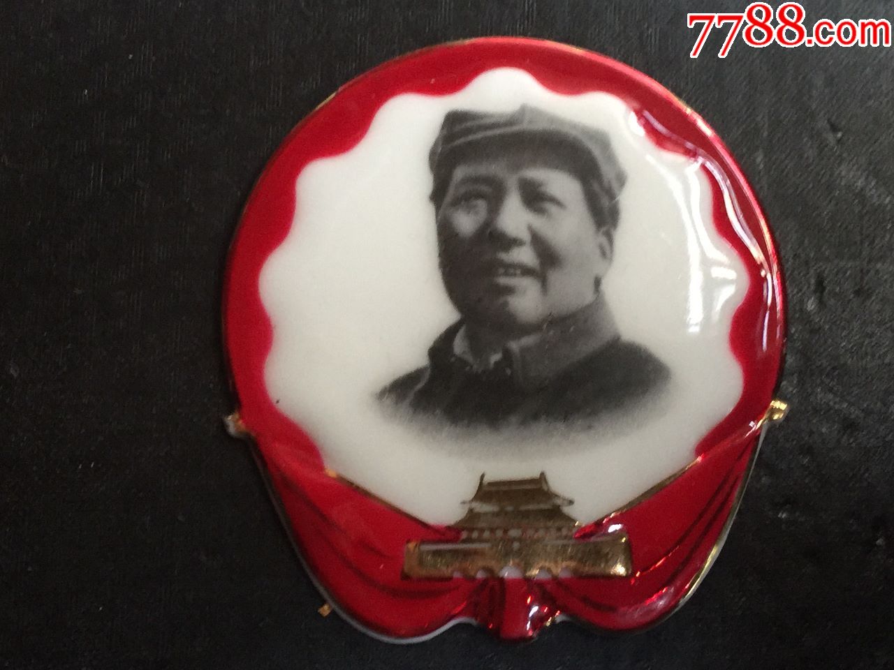 山东异形红花边陶瓷像章一枚