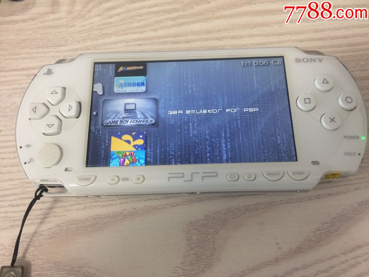 一台经典收藏白色sony索尼-psp-1006手掌游戏机,春节前快拍