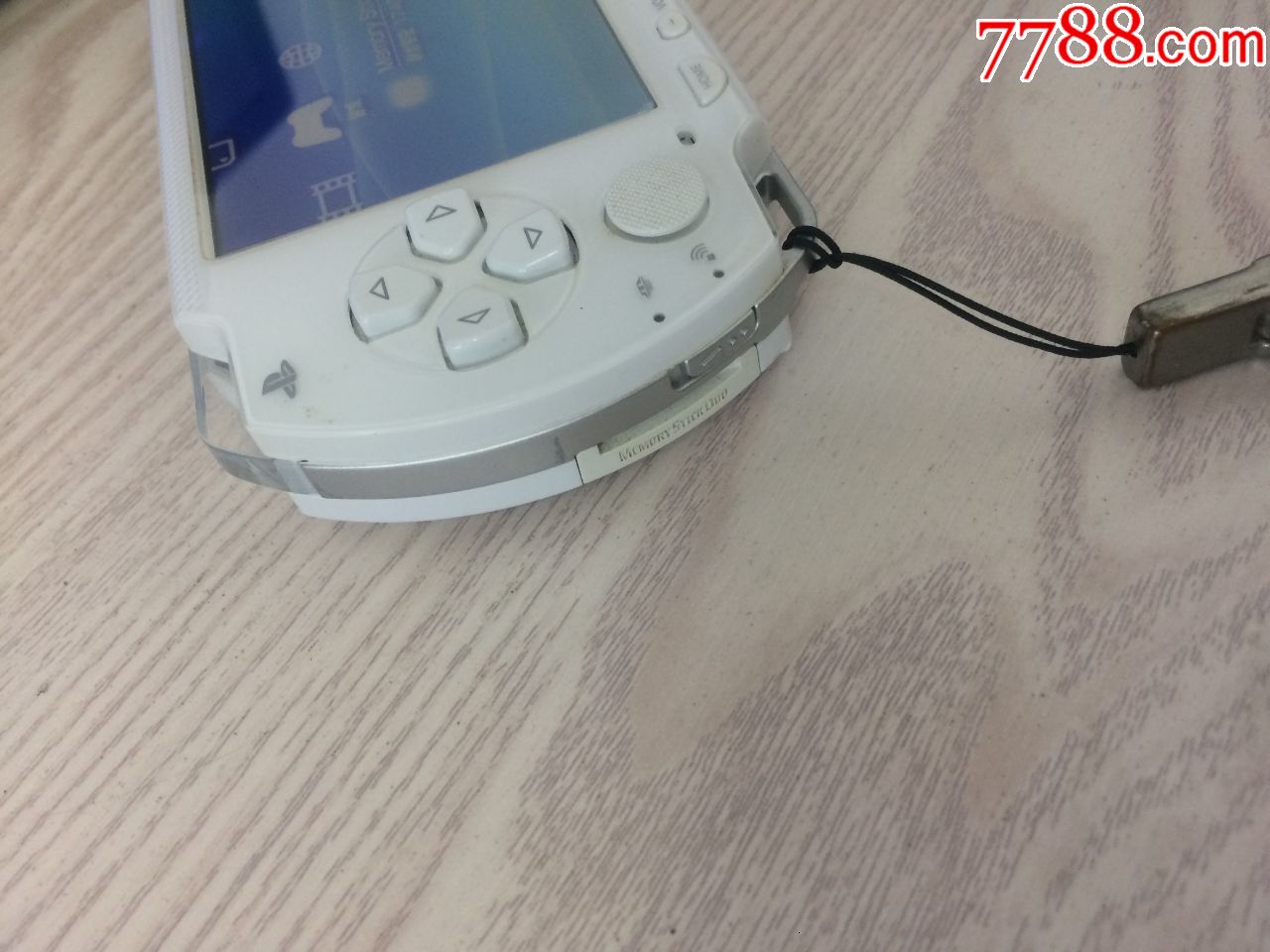 一台经典收藏白色sony索尼-psp-1006手掌游戏机,春节前快拍