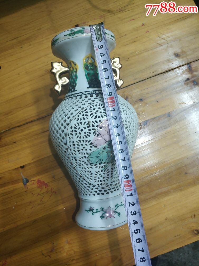 粉彩镂空花瓶.