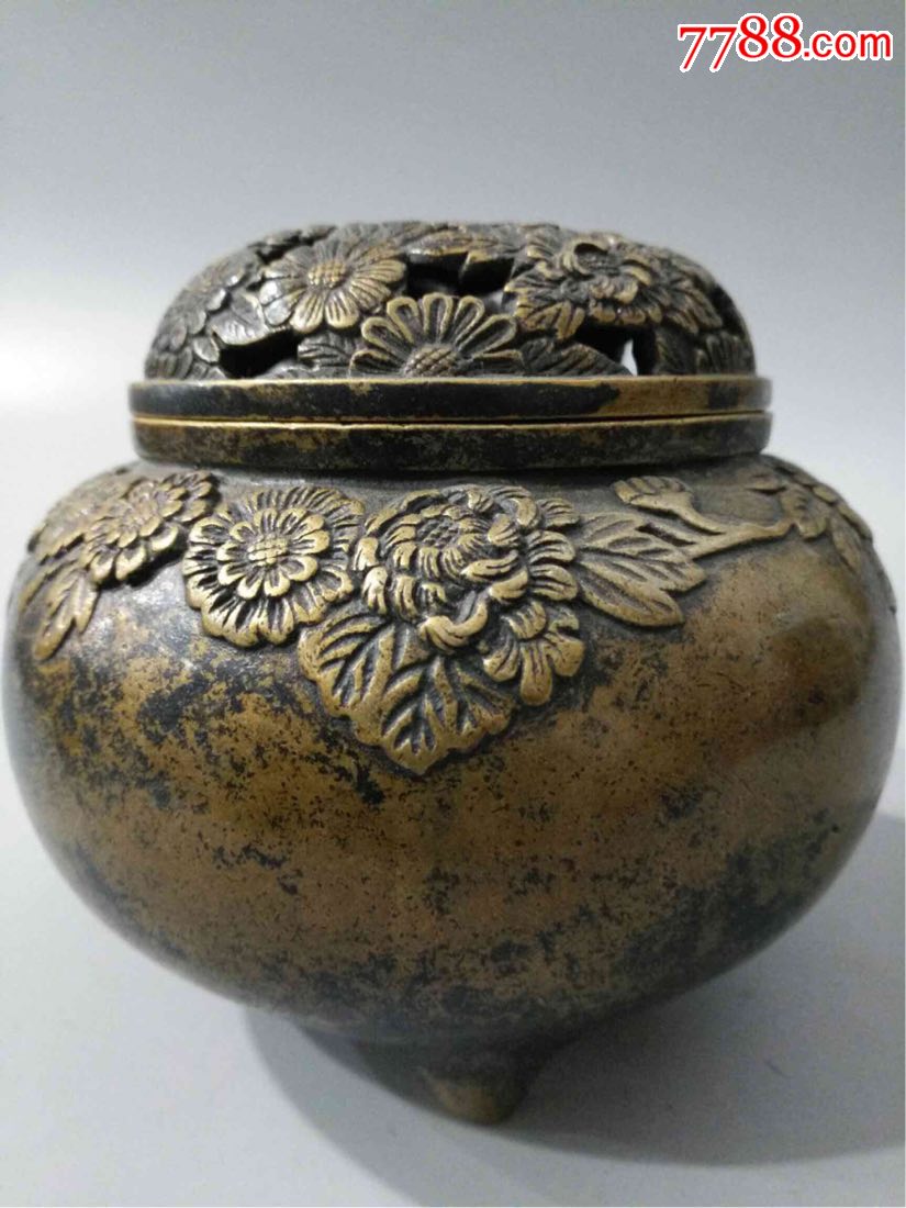 旧藏云谷款老黄铜三足【菊花熏香炉】一件,,此件藏品器形精巧皮壳老辣