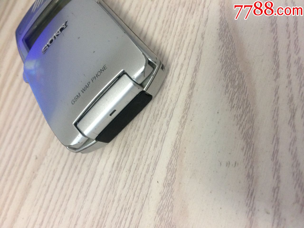 一个经典收藏sony索尼z28翻盖手机.
