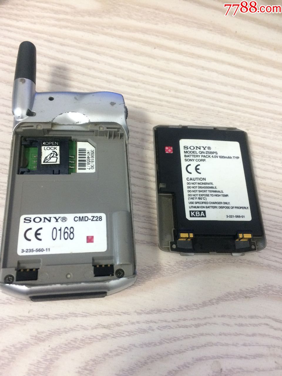 一个经典收藏sony索尼z28翻盖手机.