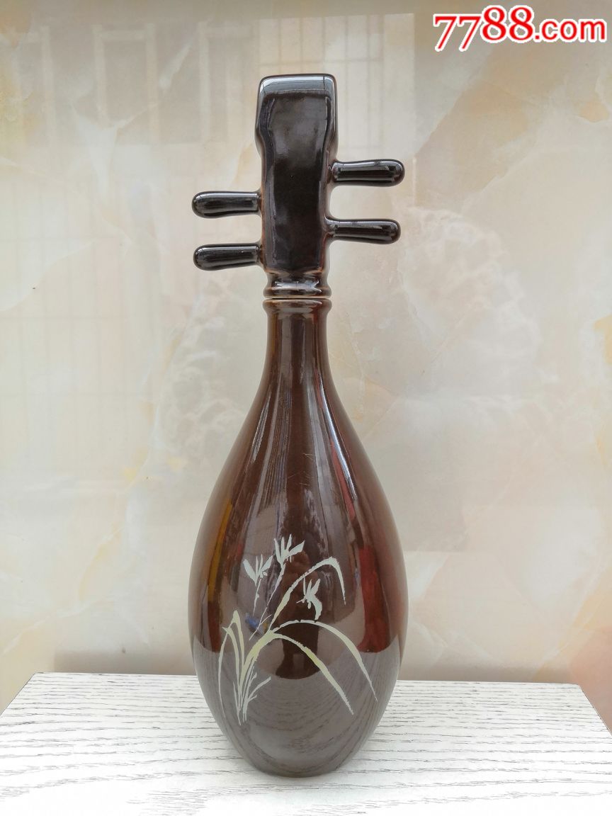 汾酒东方古韵琵琶造型瓷瓶一个