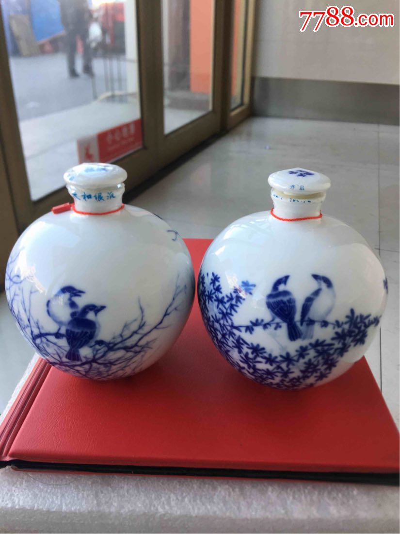 太和粮液青花花鸟空瓶(一对)