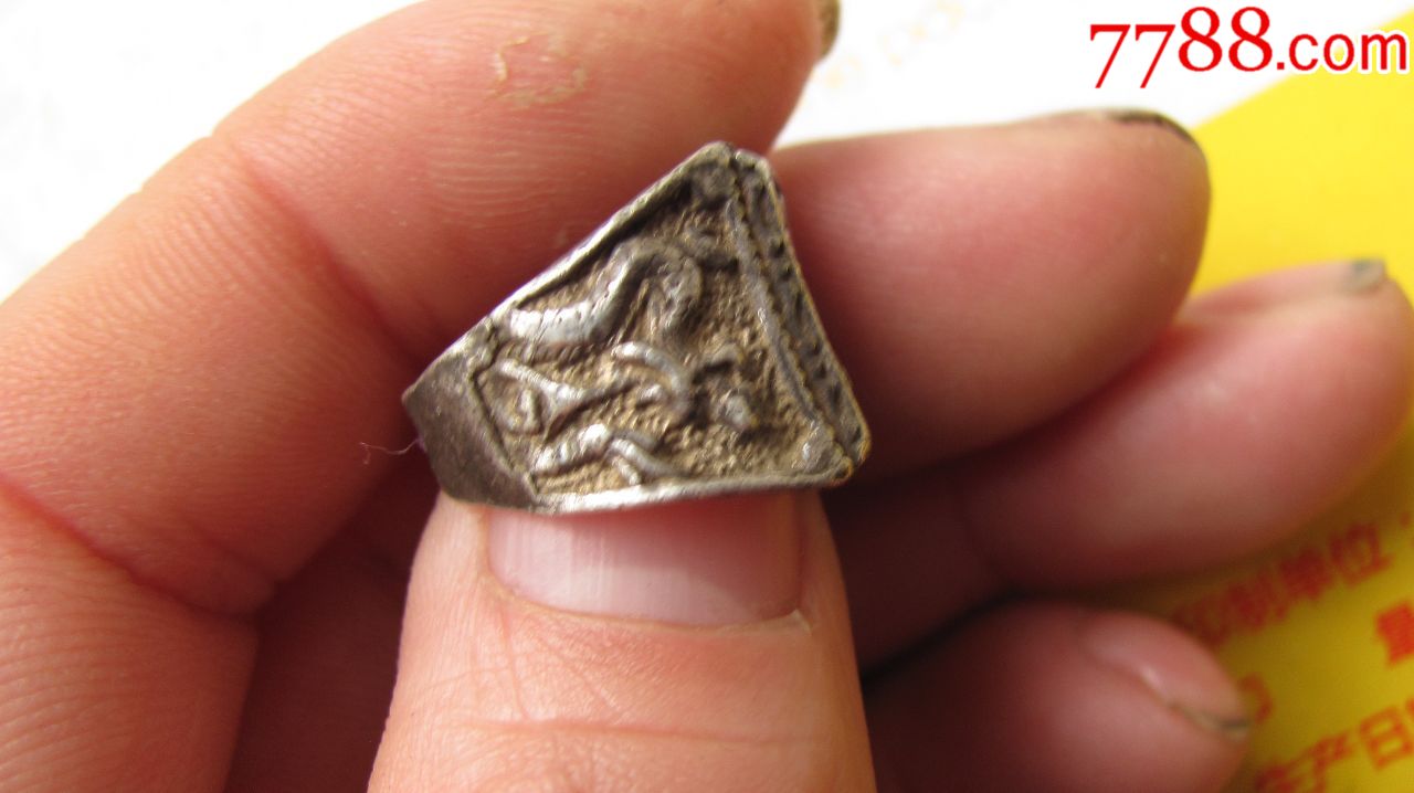 工艺漂亮复杂手感重的老古董清代银戒指一个